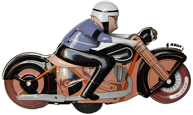 m240 Moto marrón casco blanco